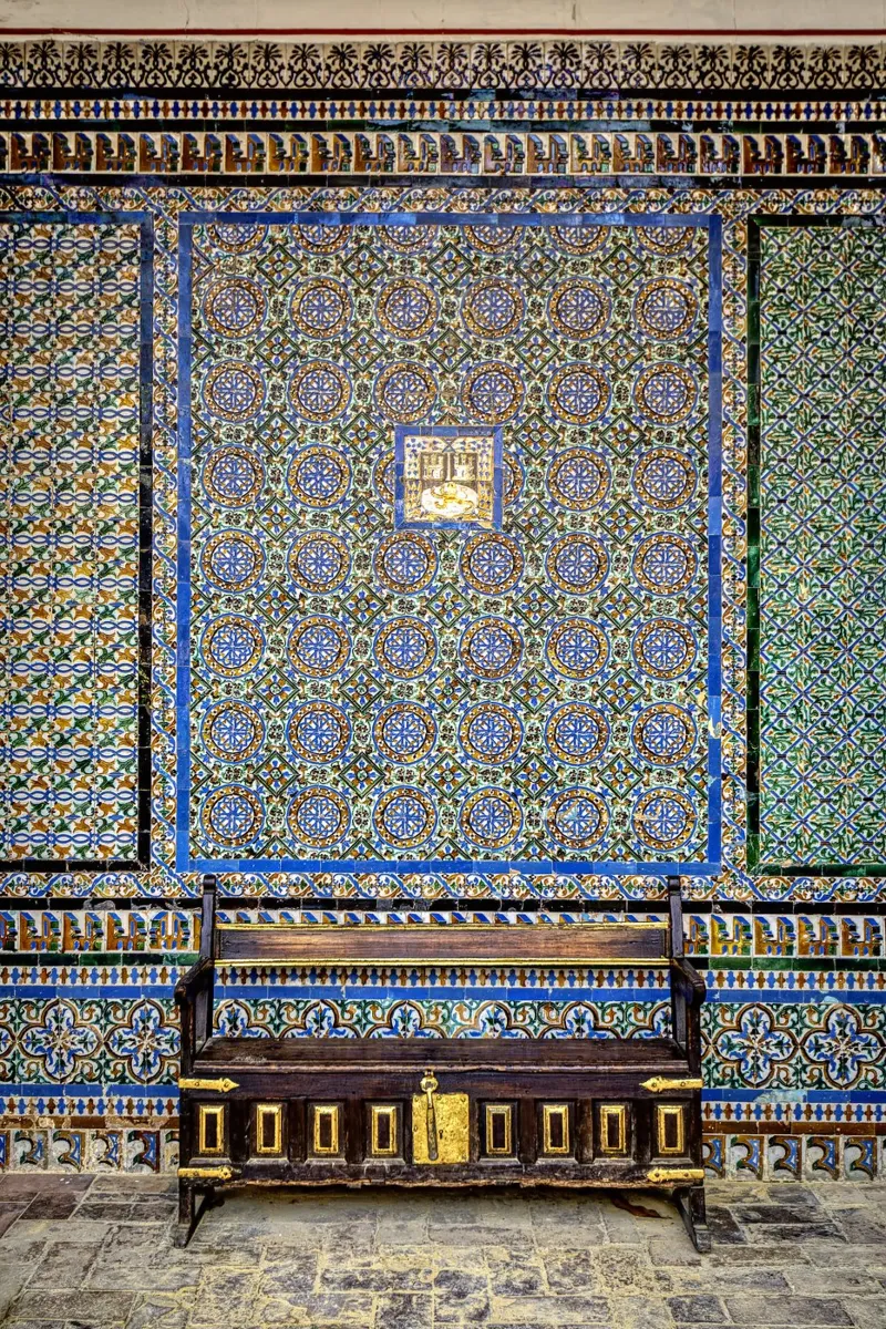 Parete piastrellata con panca antica a Siviglia carta hahnemühle da Bilderwelt - Kunst für die Wand