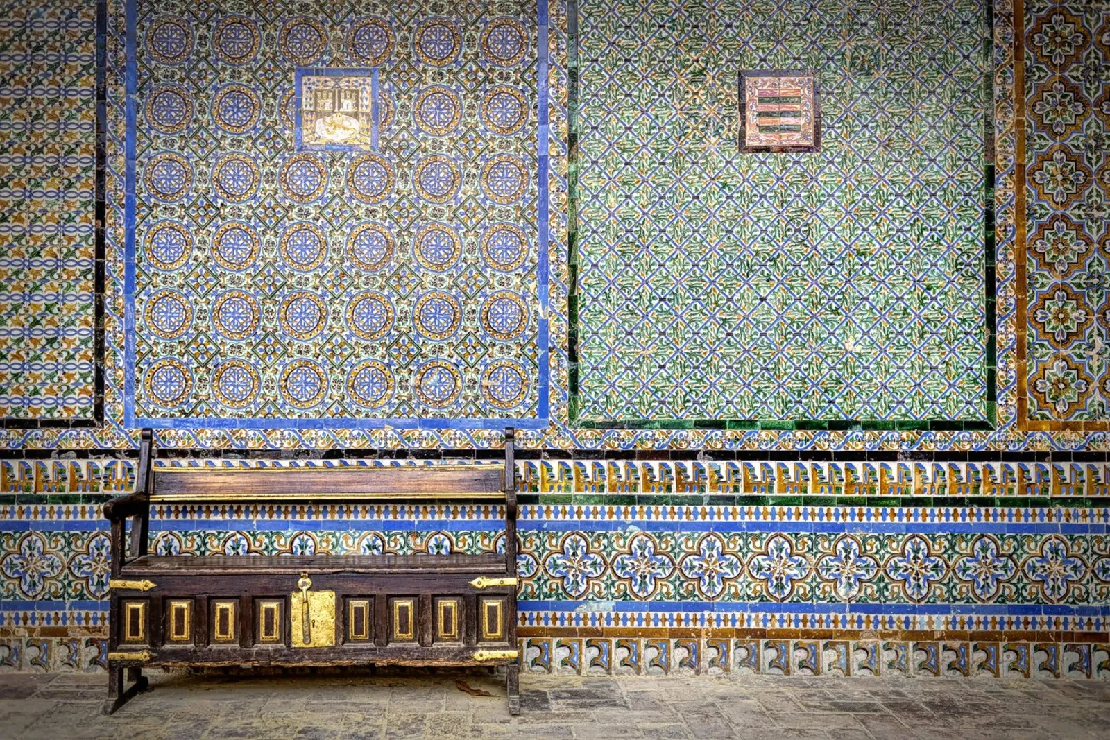 Parete piastrellata con panca antica nella Casa de Pilatos tela con Cornice a cassetta da Bilderwelt - Kunst für die Wand
