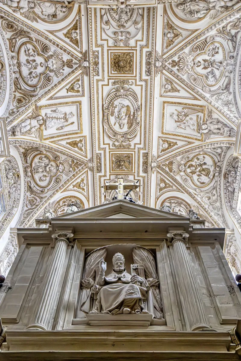 Volta barocca con pala d'altare a Córdoba pellicola backlit da Bilderwelt - Kunst für die Wand