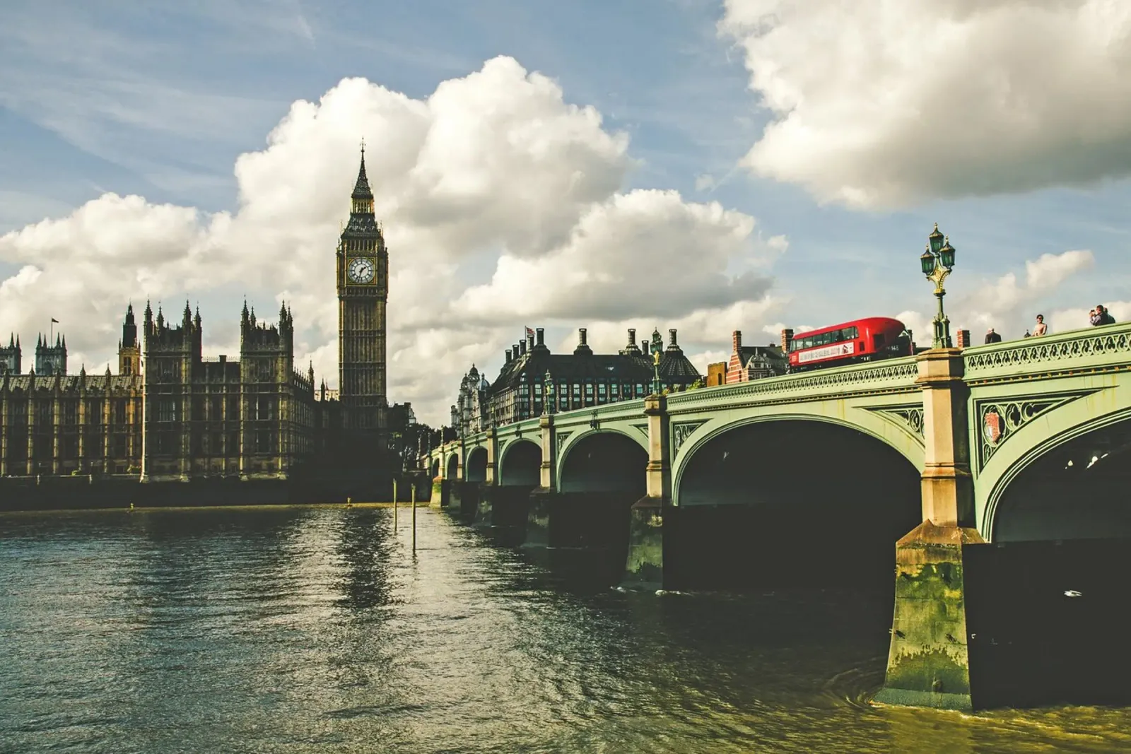Londra senza tempo poster con telaio in alluminio da Wanderlust Vibes