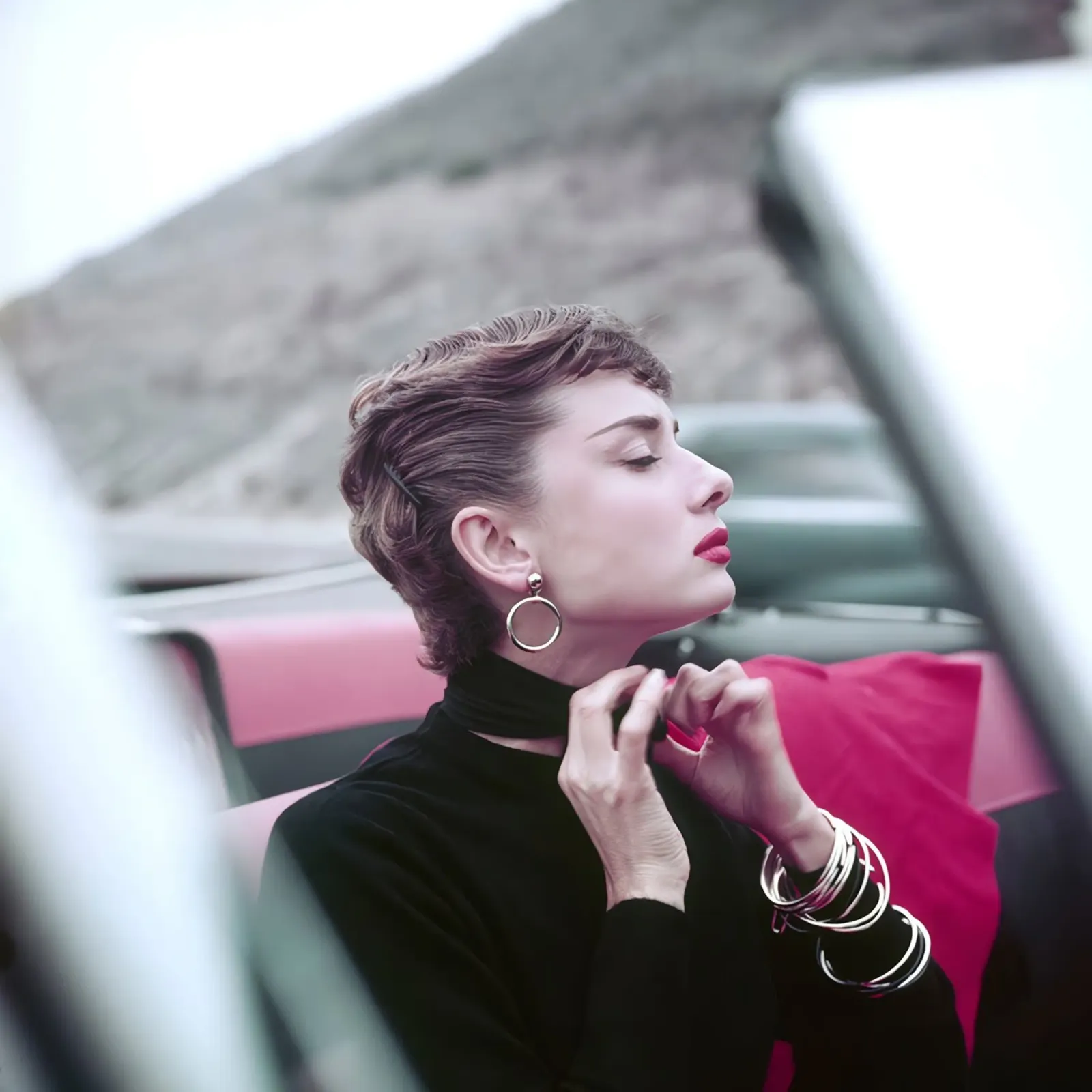 Audrey mentre gira Sabrina, 1953 poster con telaio in alluminio da Lorraine Mooore