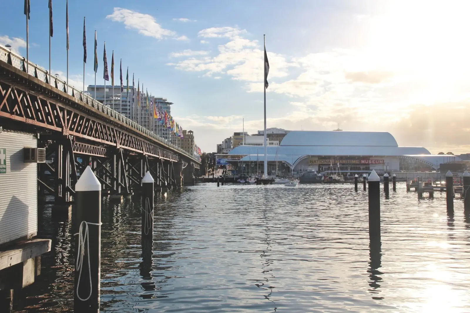 Essenza di Sydney poster con telaio in alluminio da Wanderlust Vibes