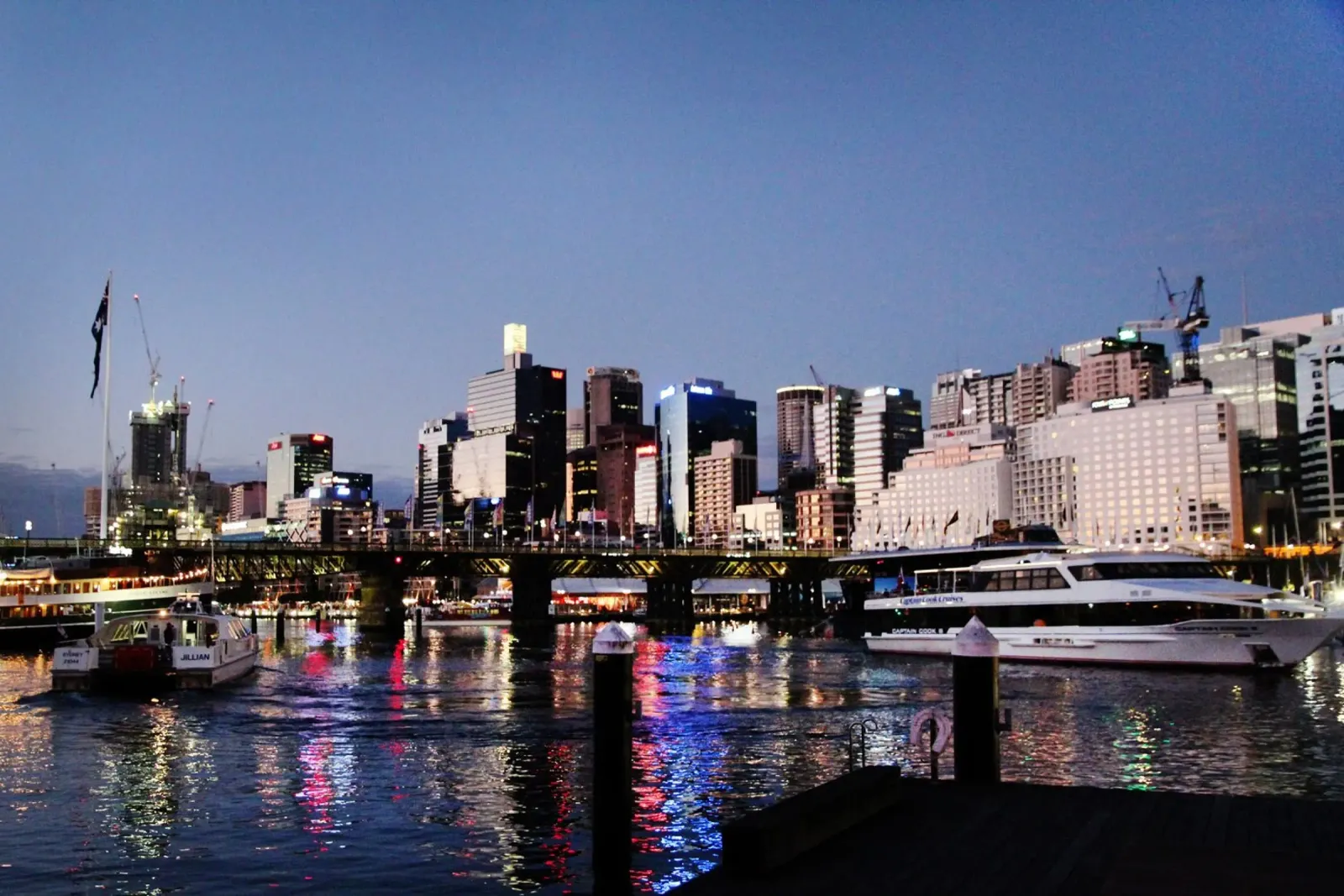 Essenza di Sydney poster con telaio in alluminio da Wanderlust Vibes
