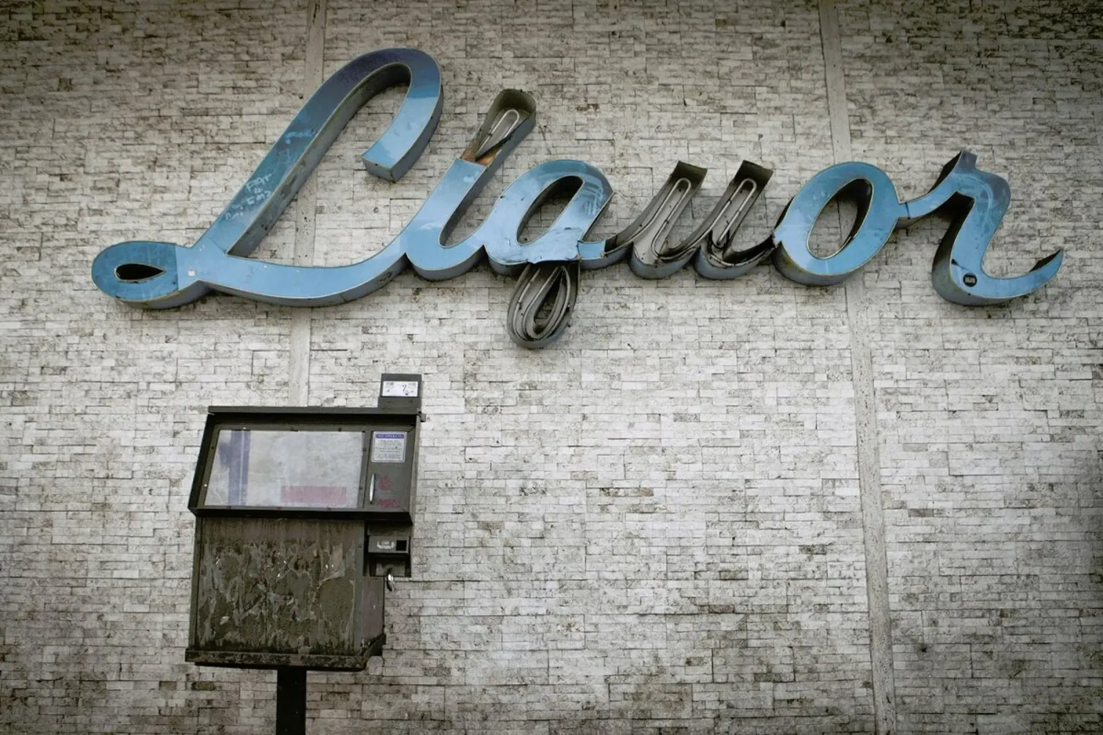 Liquor Sign pellicola backlit da Marc Gruninger