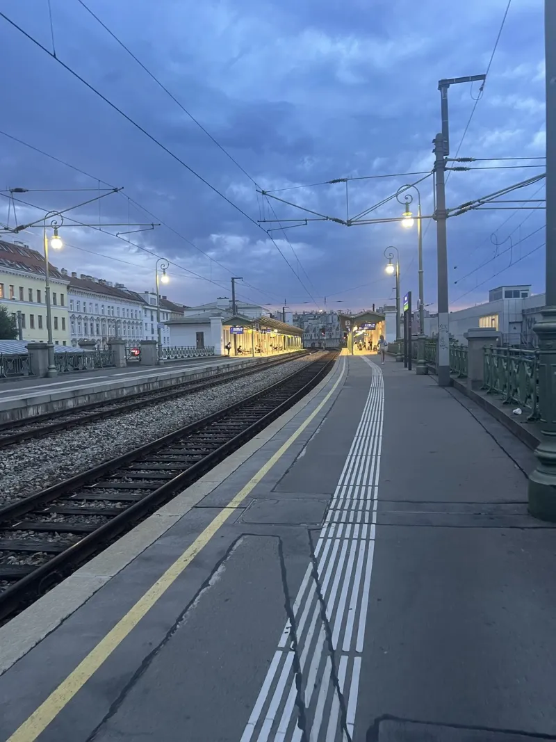 Bahnstation in Wien bei bedecktem Himmel Hahnemühle von Sous le ciel