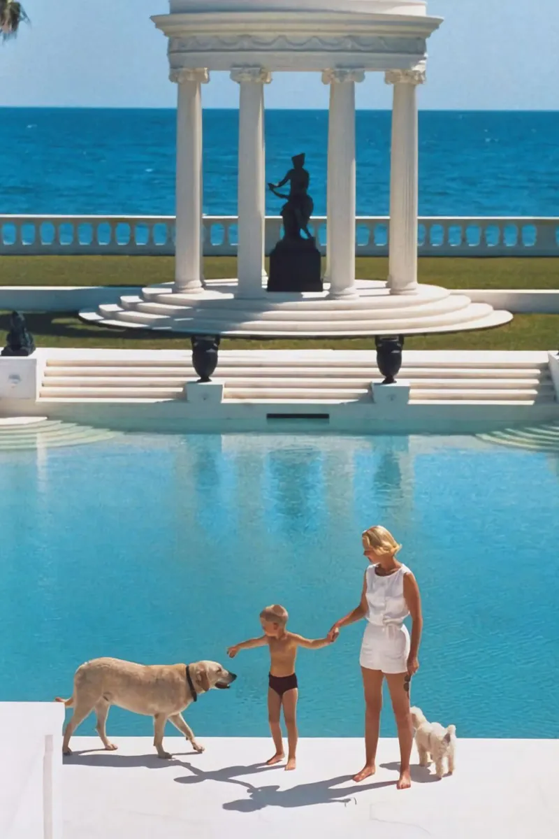 Am Rande des Pools stehend - Slim Aarons Hahnemühle von COMEBACKSHOP