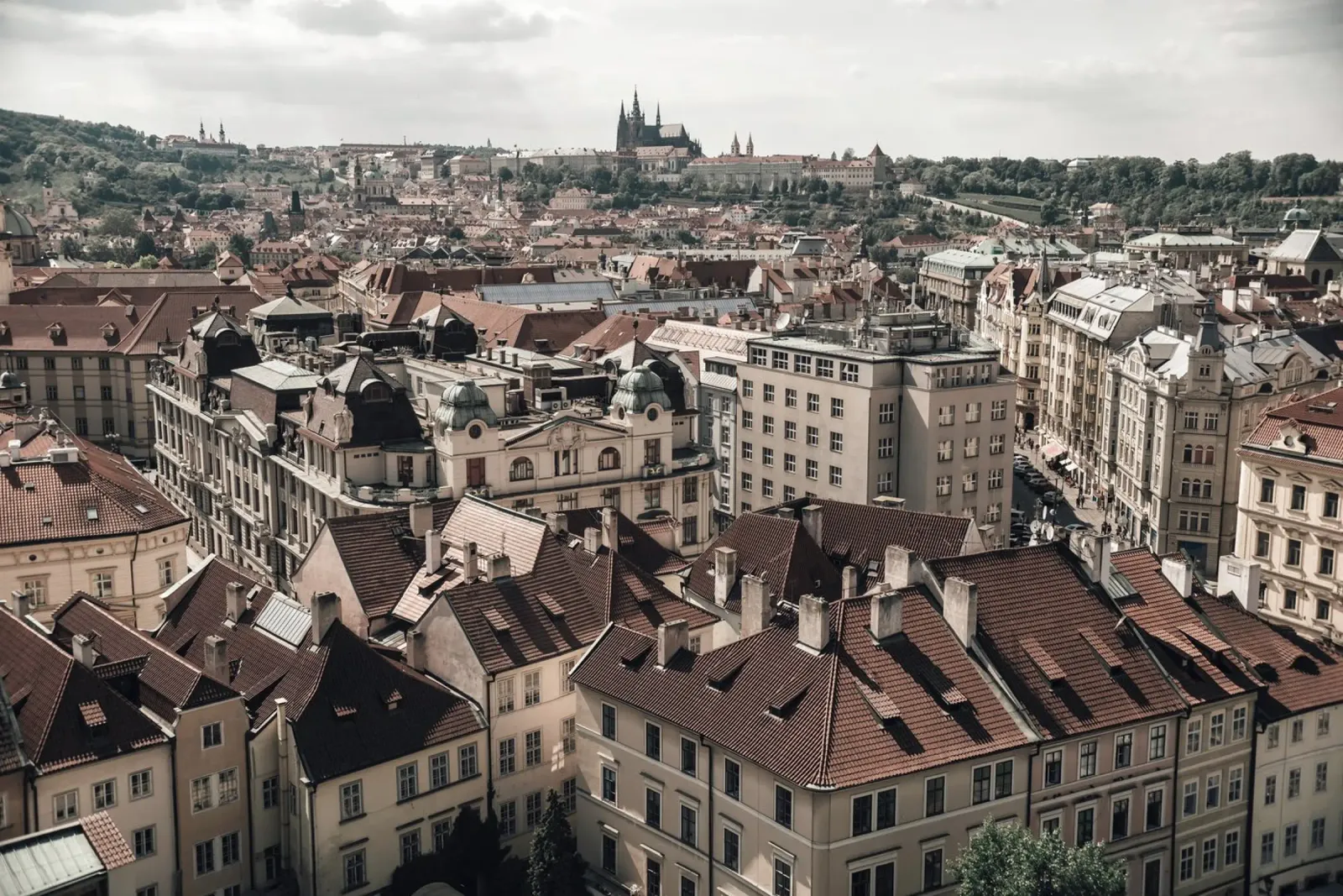 Goldene Dächer von Prag Alu-Dibond von Wanderlust Vibes