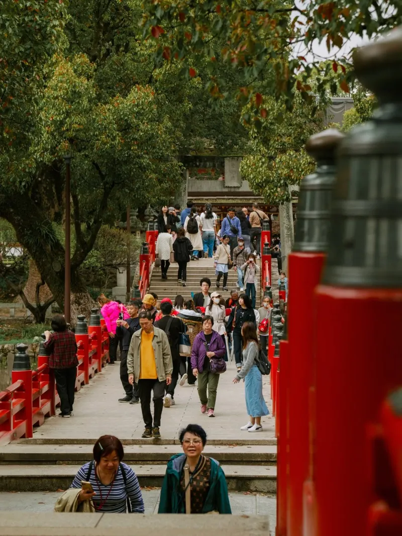 Ponte del Tempio giapponese a Fukuoka, Giappone poster con telaio in plastica da Marcel Bisig