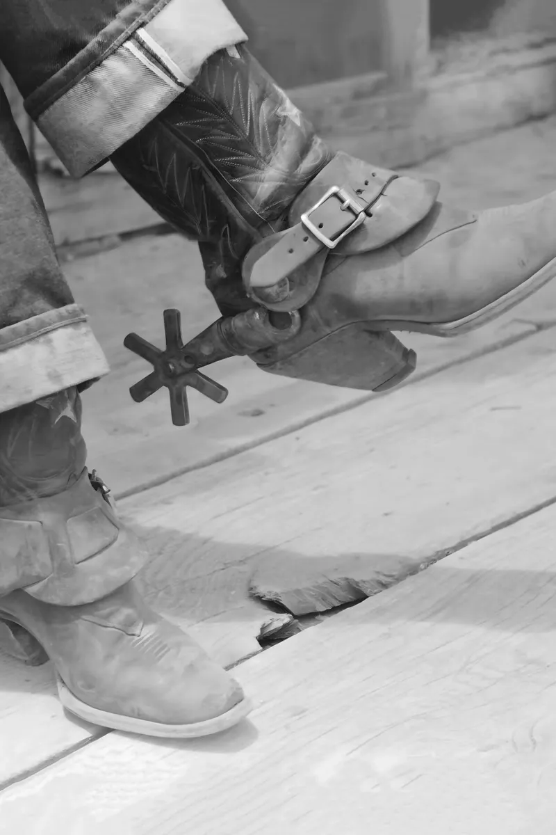 Stivali da cowboy con speroni, foto d'epoca in bianco e nero poster con telaio in legno da Vibrant Vintage Prints