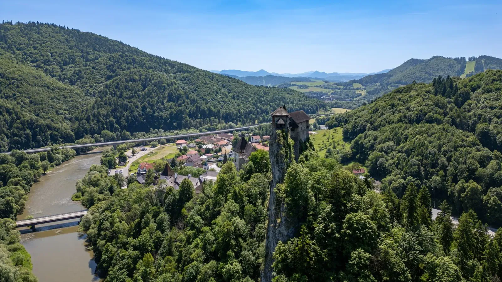Vista aerea del castello di Orava in Slovacchia pellicola backlit da anderm