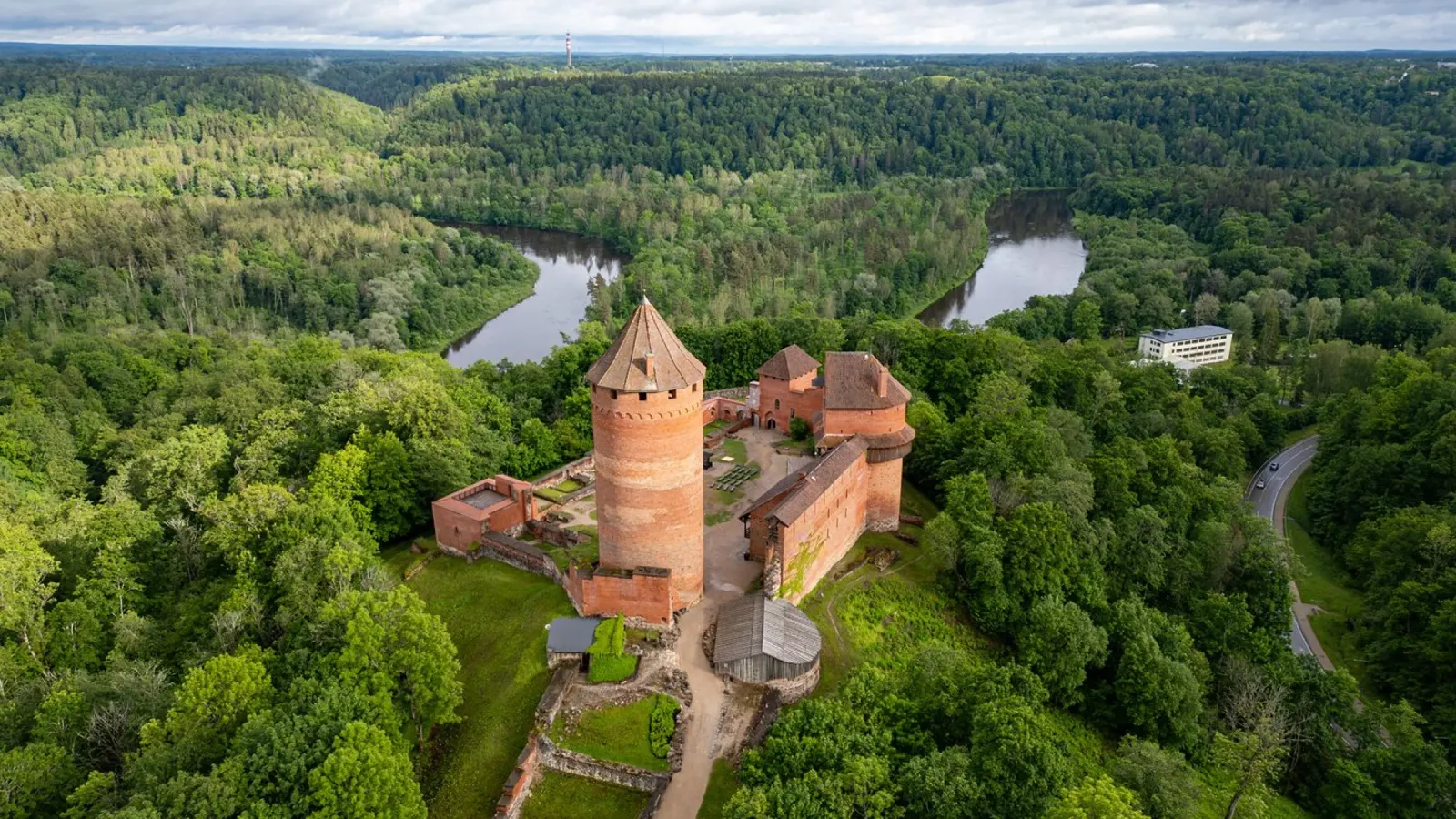 Vue aérienne du château de Turaida en Lettonie poster avec cadre en plastique de anderm