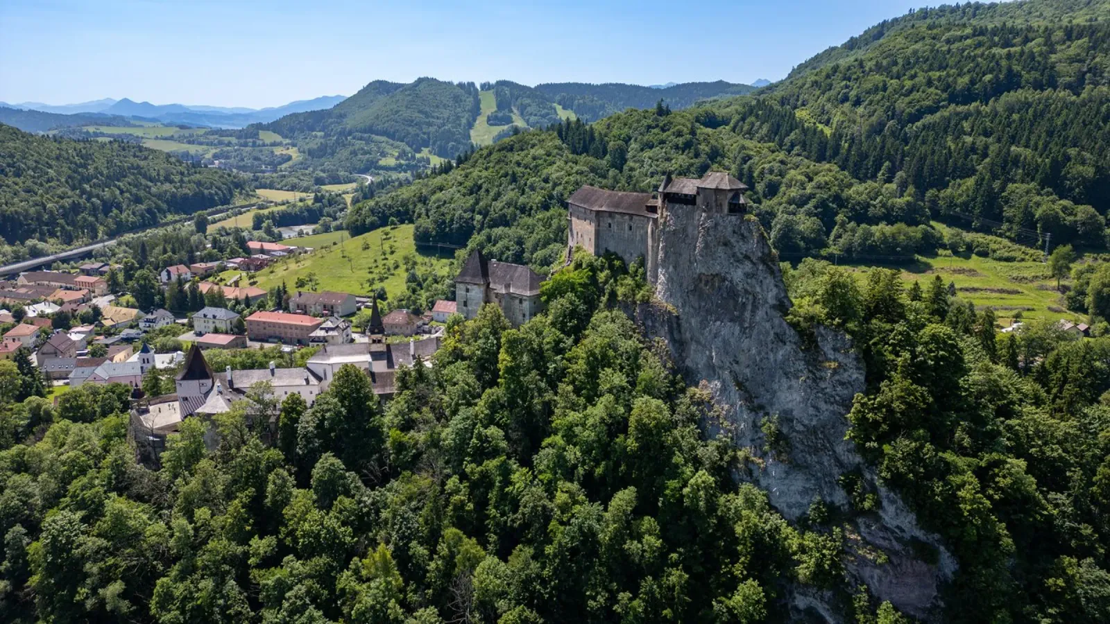 Vista aerea del castello di Orava in Slovacchia carta hahnemühle da anderm