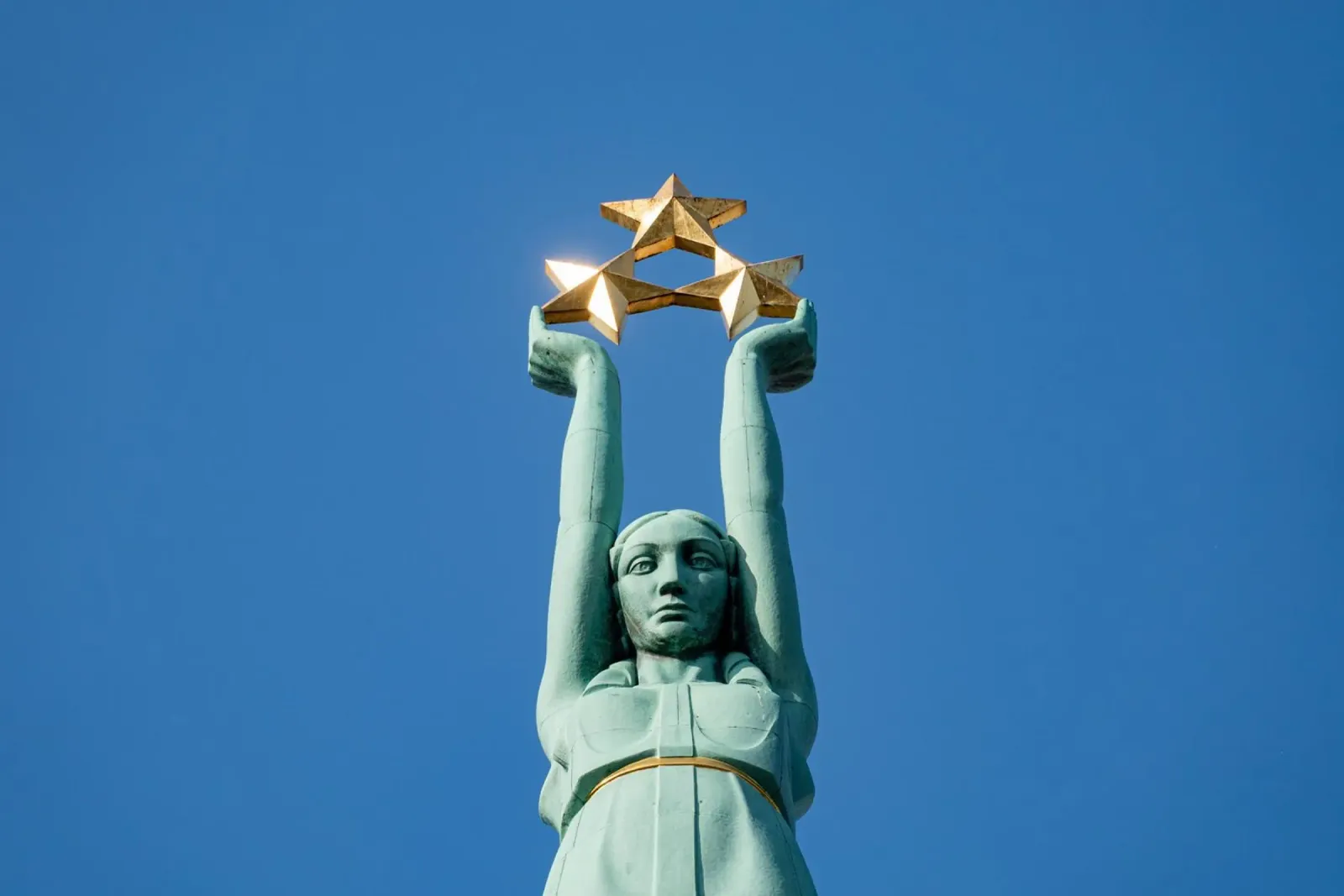 Statua della libertà a Riga, Lettonia pellicola backlit da anderm