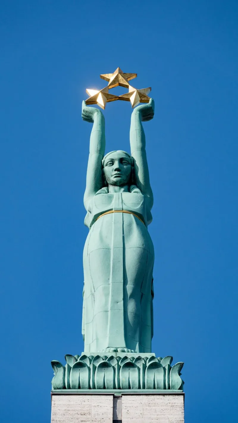 Statua della libertà a Riga, Lettonia poster da anderm