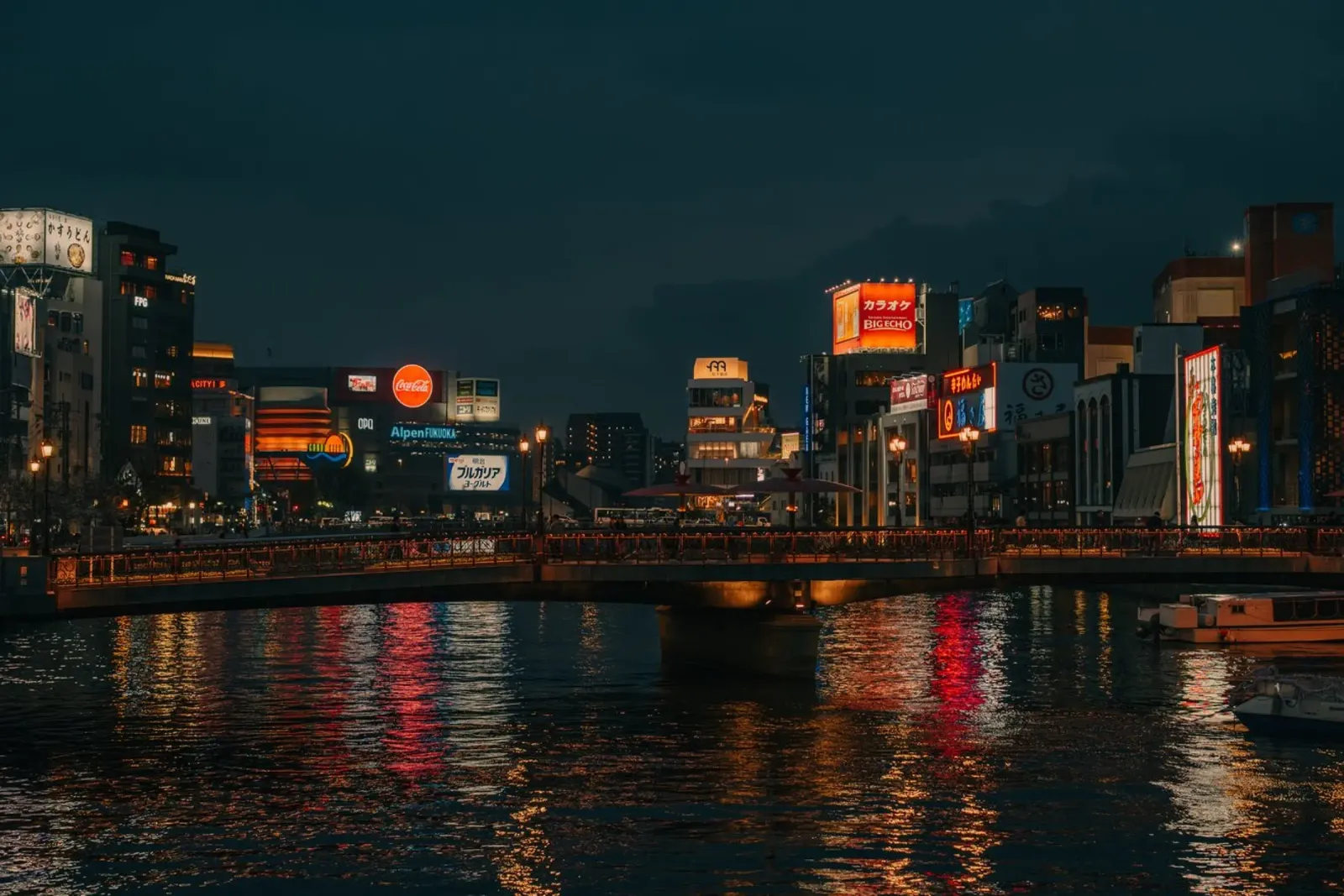 Skyline di Fukuoka di notte, Giappone pellicola backlit da Marcel Bisig