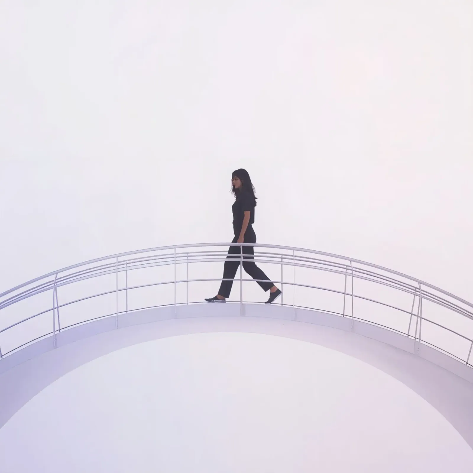 Donna che attraversa un ponte moderno in un'opera d'arte minimalista tela con Cornice a cassetta da DesignDoodle