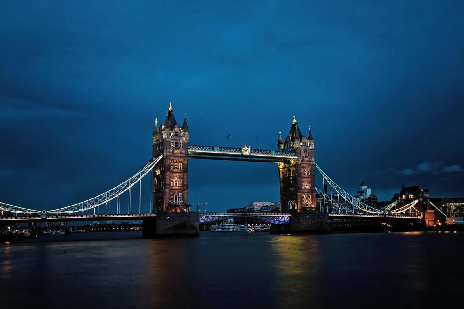 Tower Bridge in der Abenddämmerung, London Poster von Wanderlust Vibes