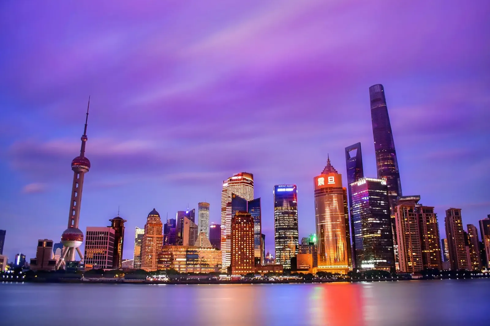 Pudong Skyline in der Abenddämmerung, Shanghai, China Leinwand von Wanderlust Vibes
