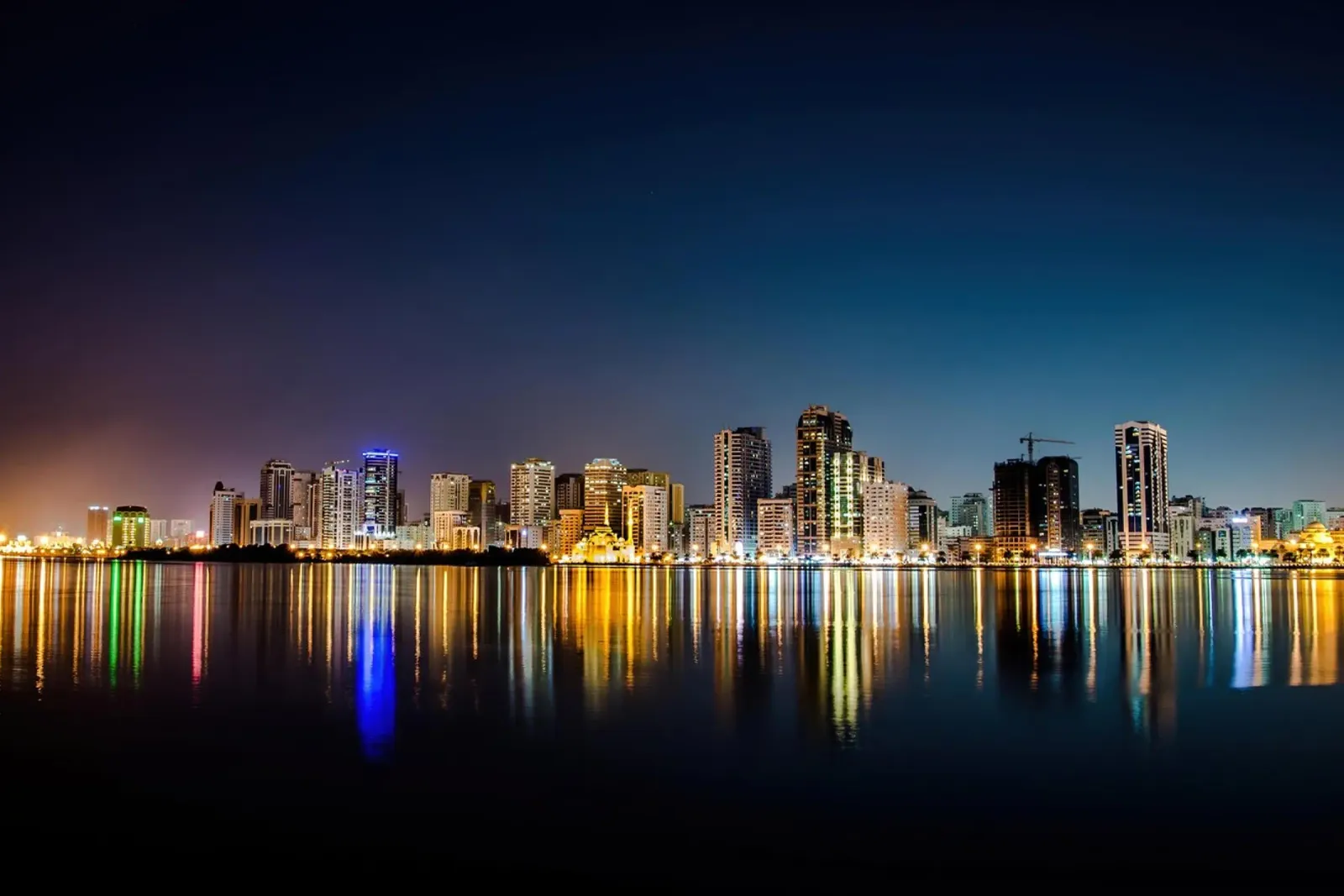 Skyline Reflections, Sharjah, Emirati Arabi Uniti poster con telaio in legno da Wanderlust Vibes