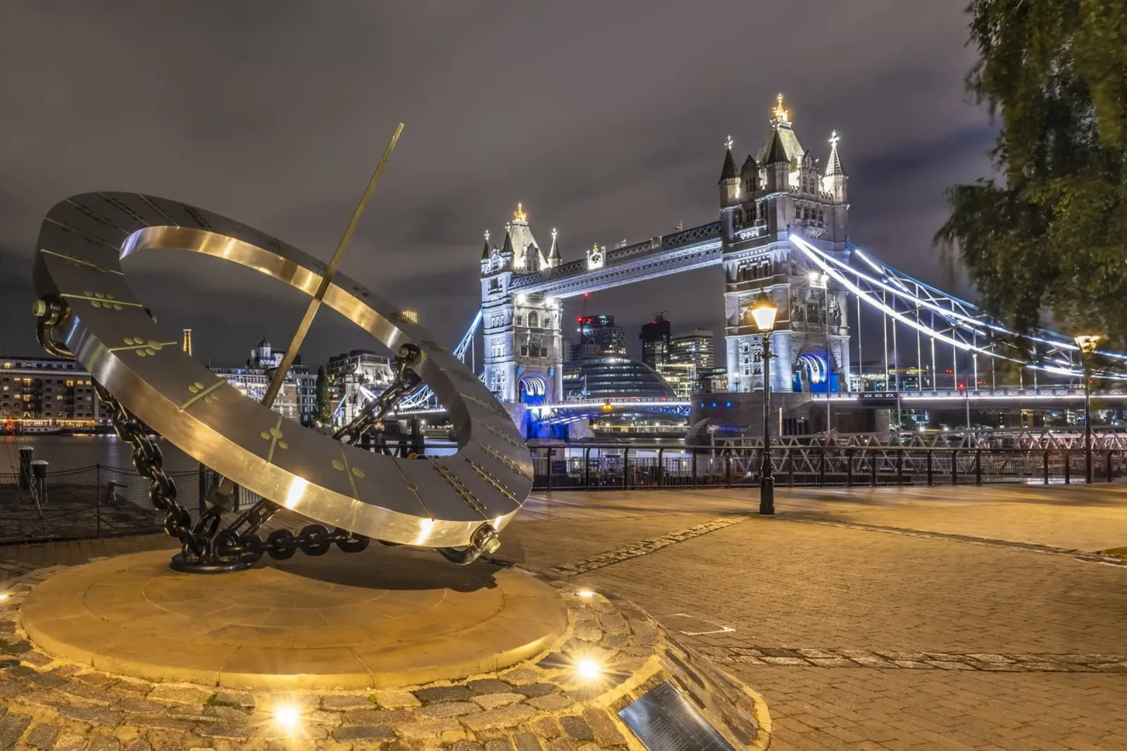 LONDRA Il Tower Bridge in un'esplosione di luci poster con telaio in alluminio da Melanie Viola