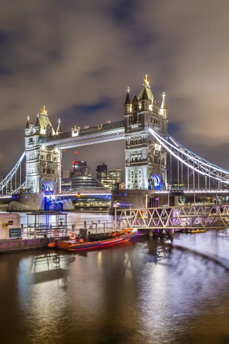 LONDEN Tower Bridge in het avondlicht canvas met Baklijst van Melanie Viola