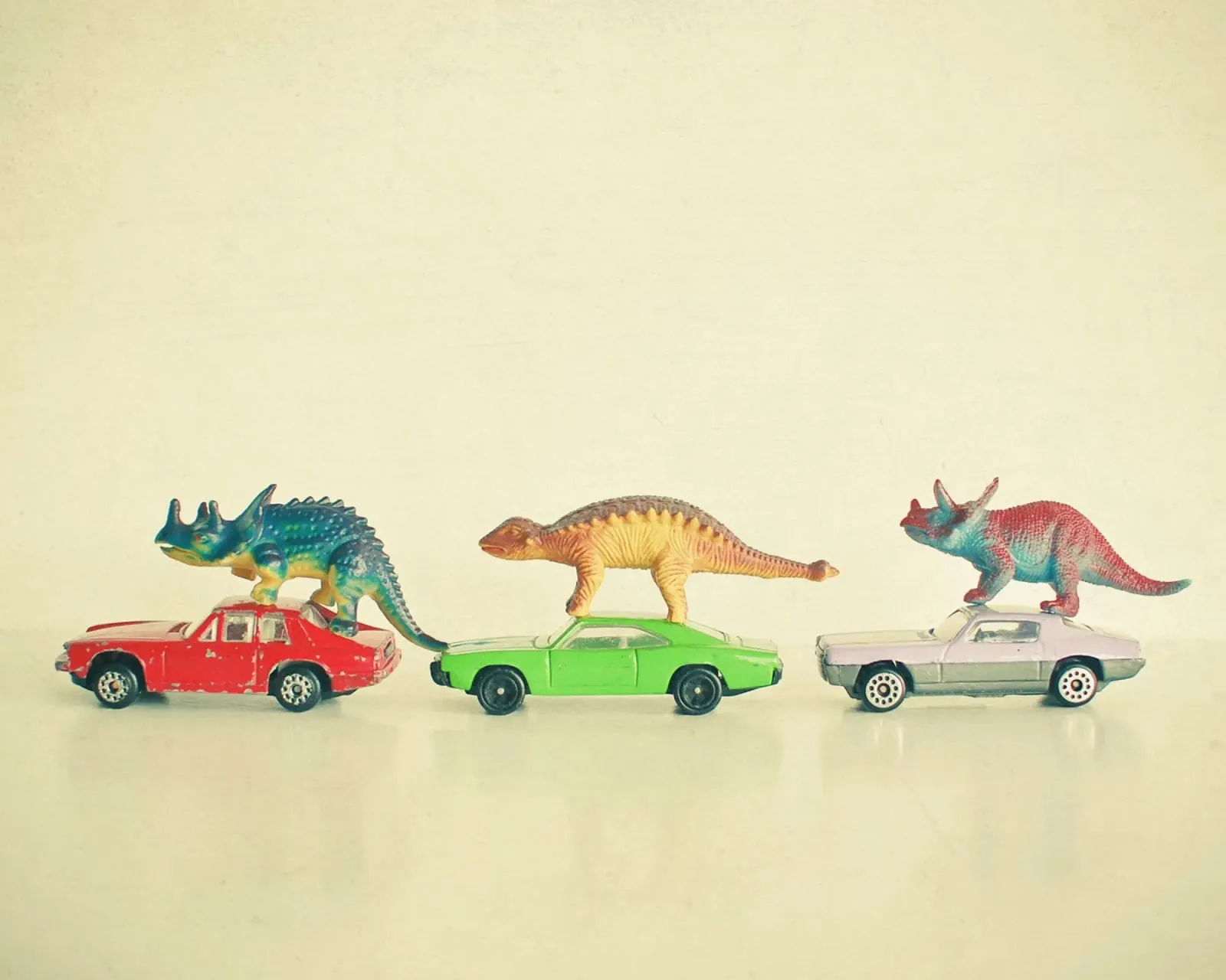 I dinosauri cavalcano le auto pellicola backlit da Cassia Beck Photography