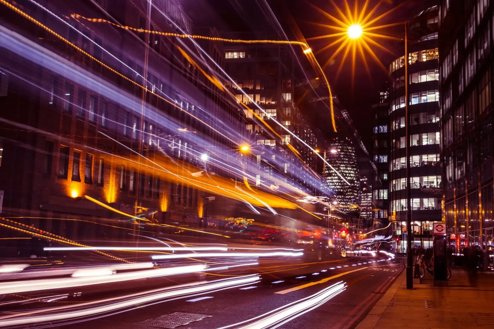Corsa alla luce della città, Londra poster con telaio in legno da Wanderlust Vibes