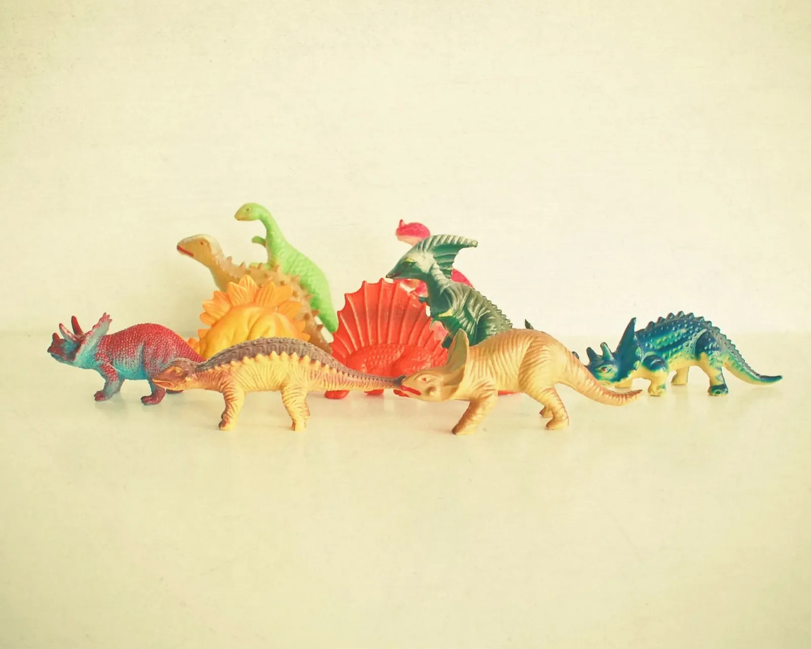 A spasso con i dinosauri poster con telaio in plastica da Cassia Beck Photography
