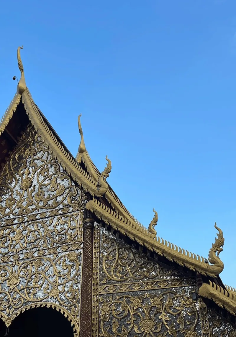 Tempel a Chiang Mai, Thailandia poster con telaio in legno da Roamance Studio