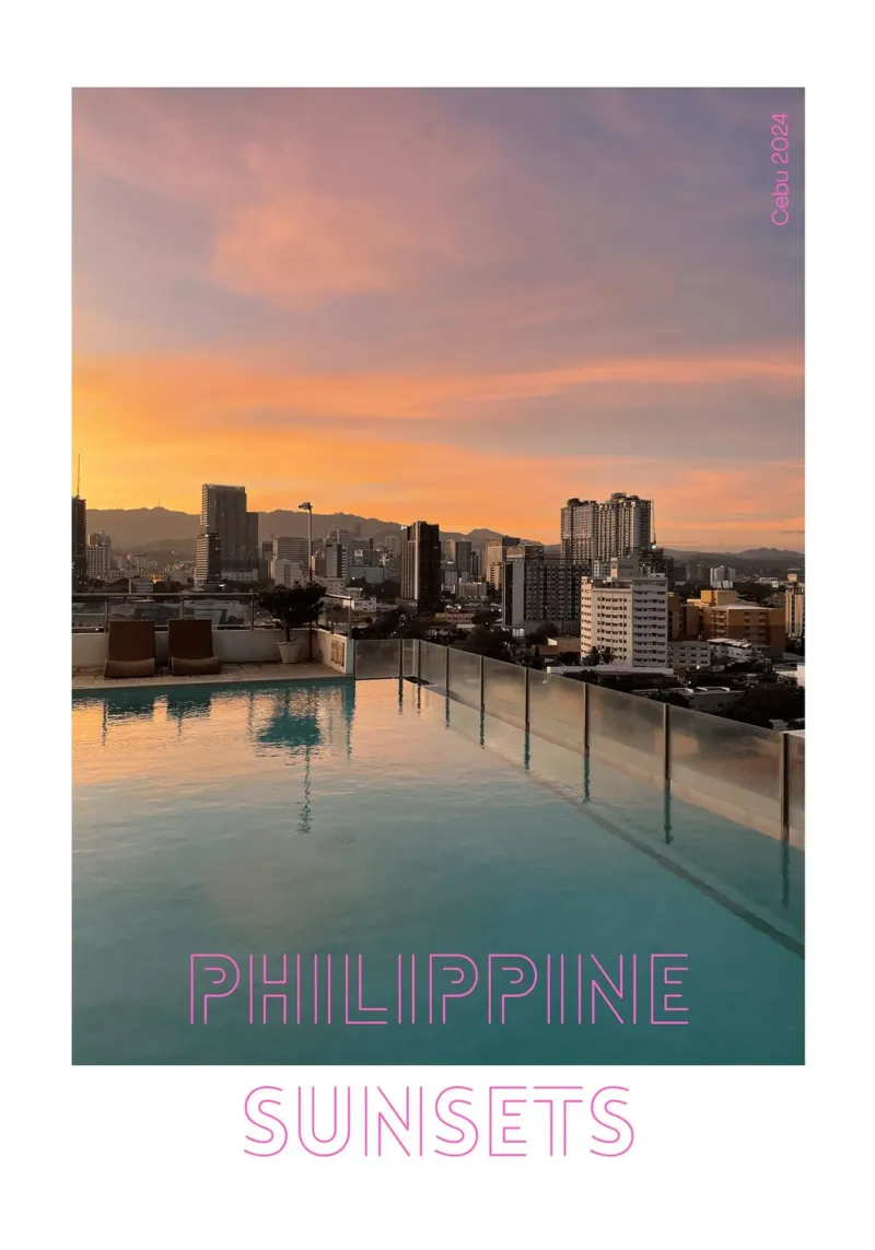 Il bagliore della città - Tramonto su Cebu, Filippine poster con telaio in plastica da Roamance Studio
