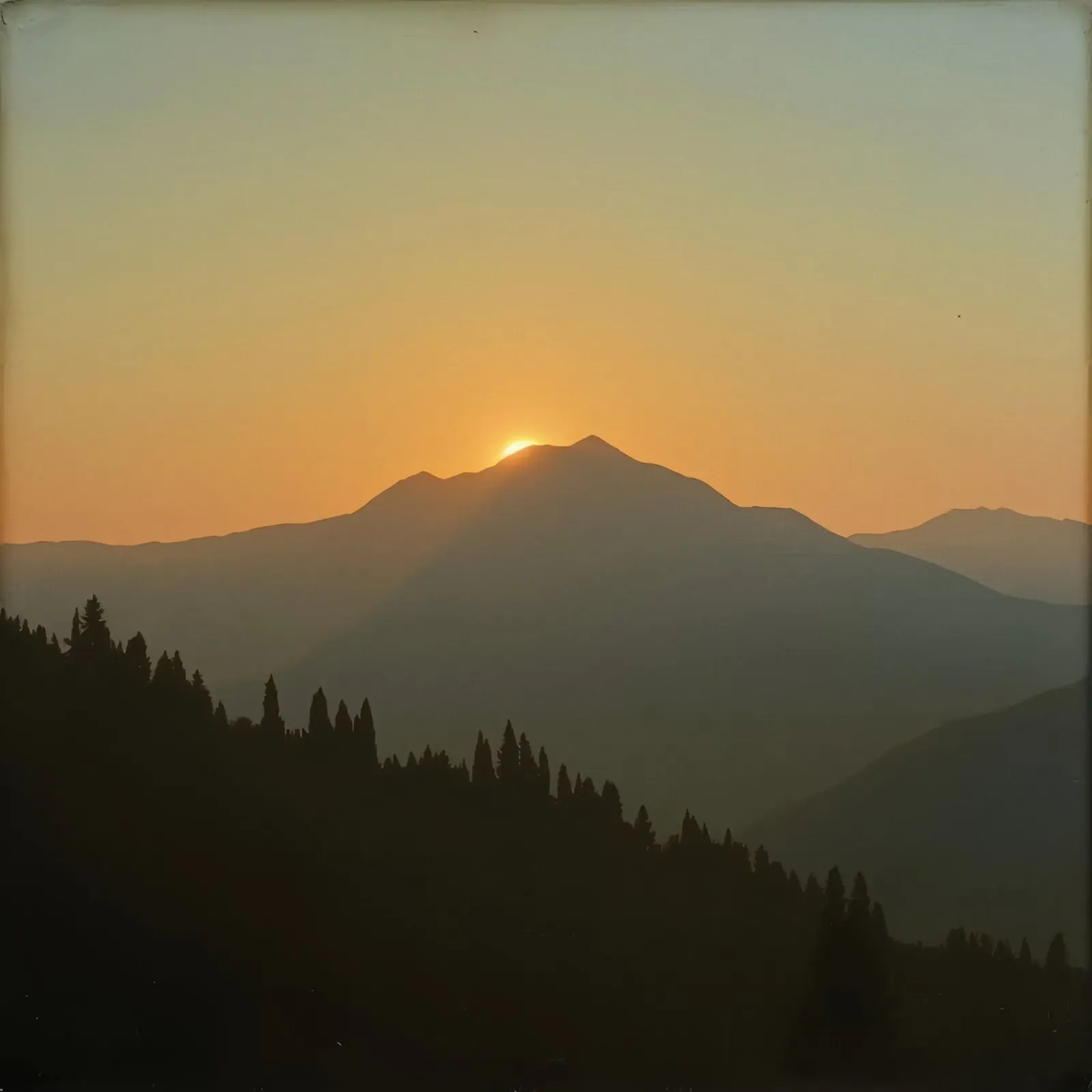 Zonsondergang werpt schaduwen over bergen en pijnbomen canvas met Baklijst van DesignDoodle