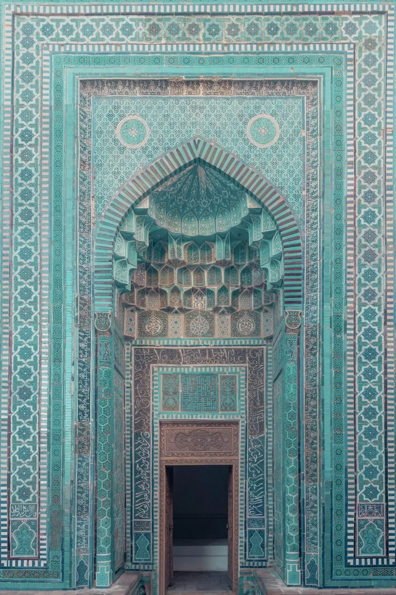 Piastrelle di mosaico blu e turchese intorno a una porta poster da Kimberley Jekel Photography
