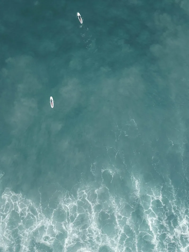 Prise de vue par drone de surfeurs dans l'océan au Sri Lanka poster de Kimberley Jekel Photography
