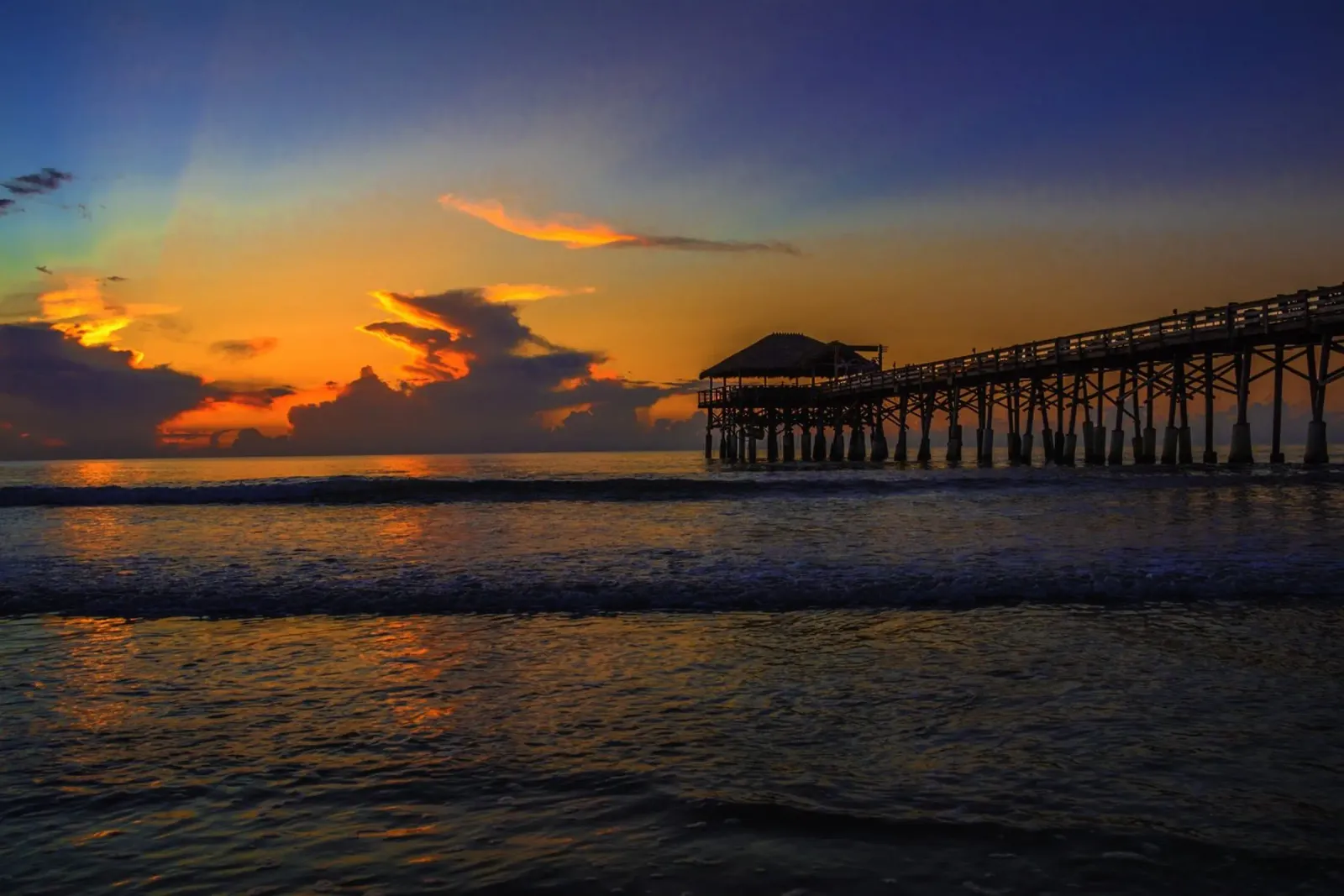 Molo del tramonto, Cocoa Beach, Florida poster con telaio in alluminio da Wanderlust Vibes