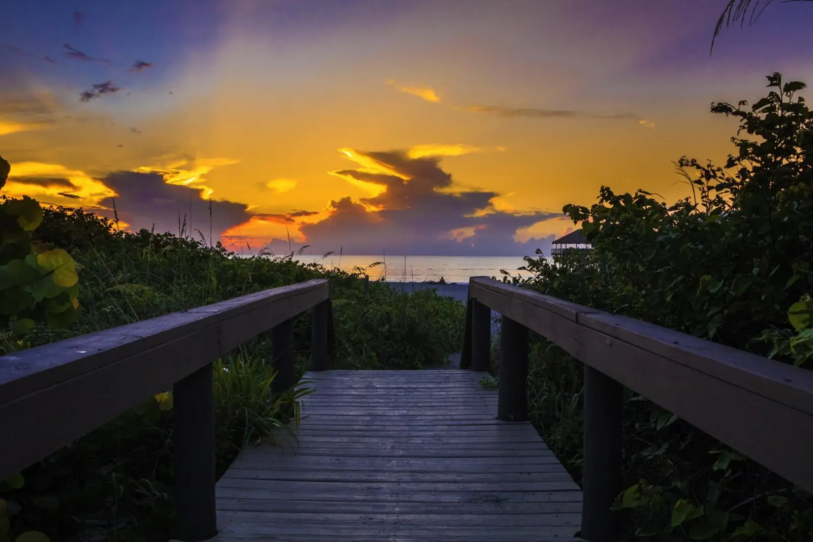 Promenade à la plage, Cocoa Beach, Floride poster avec cadre en bois de Wanderlust Vibes