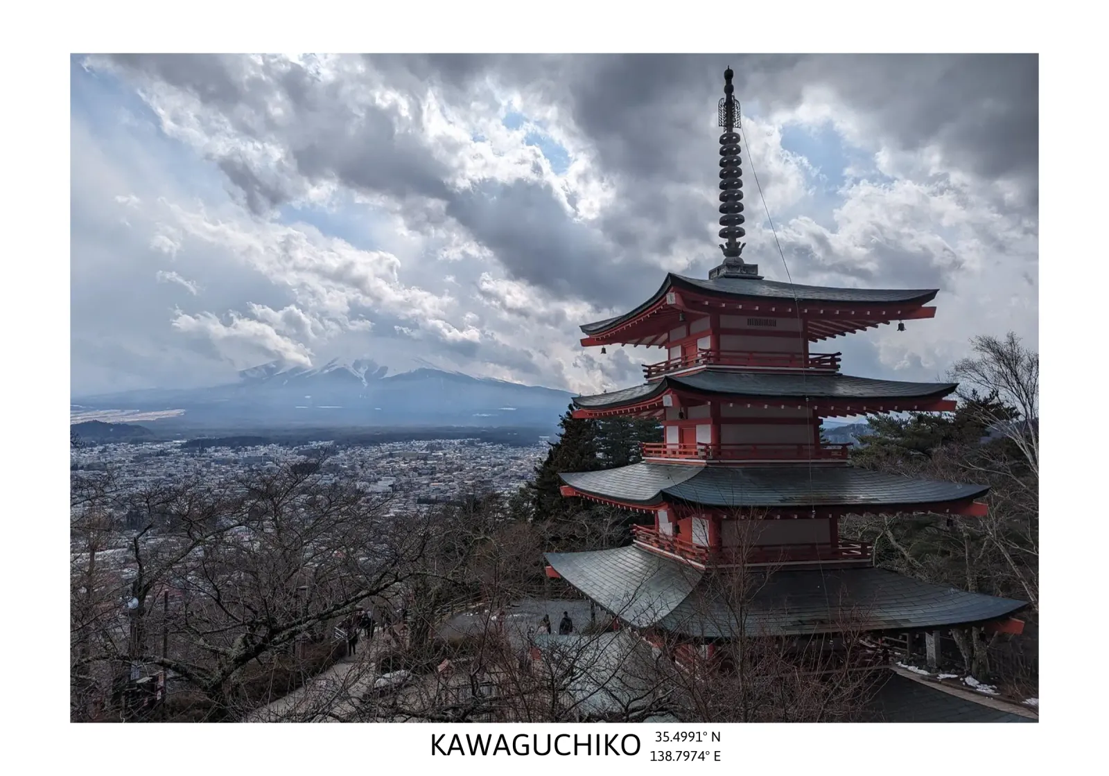 Mt. Fuji - Behind The Clouds poster con telaio in alluminio da Studio Wanderlust