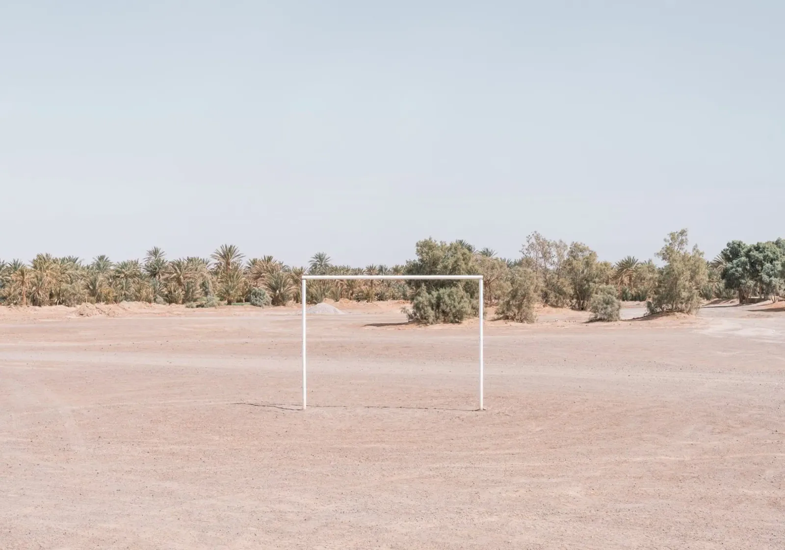 Mania Football Courts 2 Tawahit (Morocco) poster con telaio in legno da Mania Print Collection