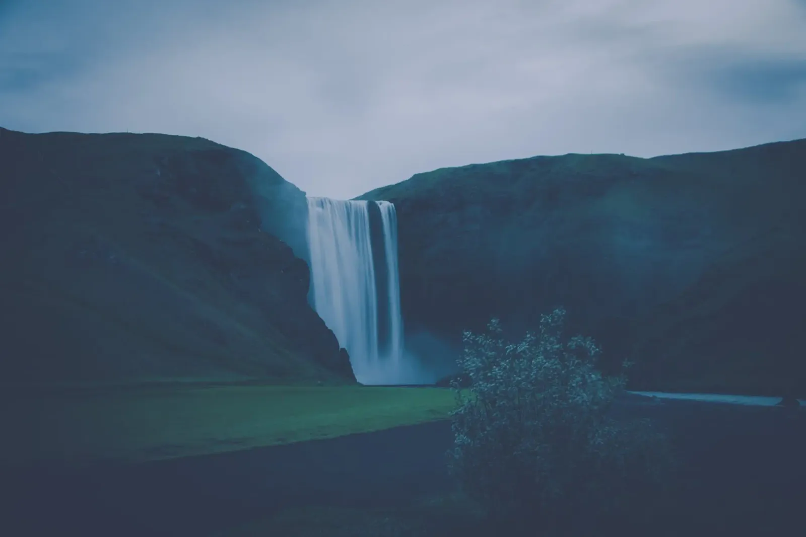 Cascate nordiche poster con telaio in plastica da Wanderlust Vibes