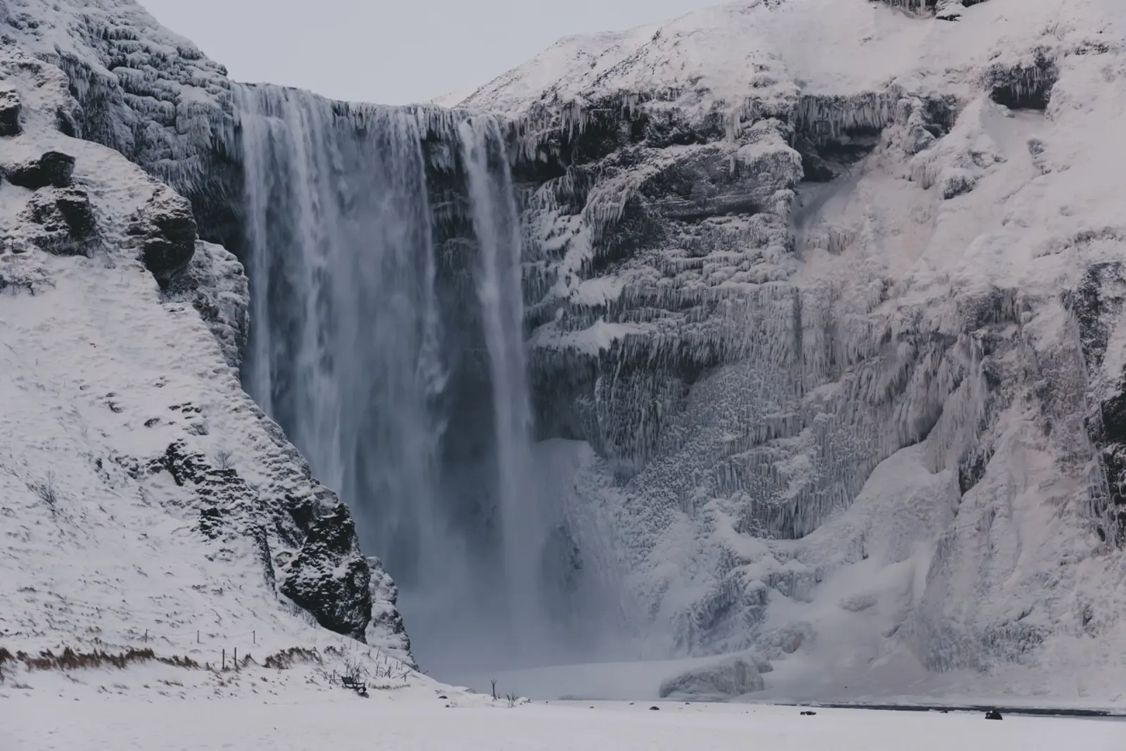 Cascate nordiche poster con telaio in alluminio da Wanderlust Vibes