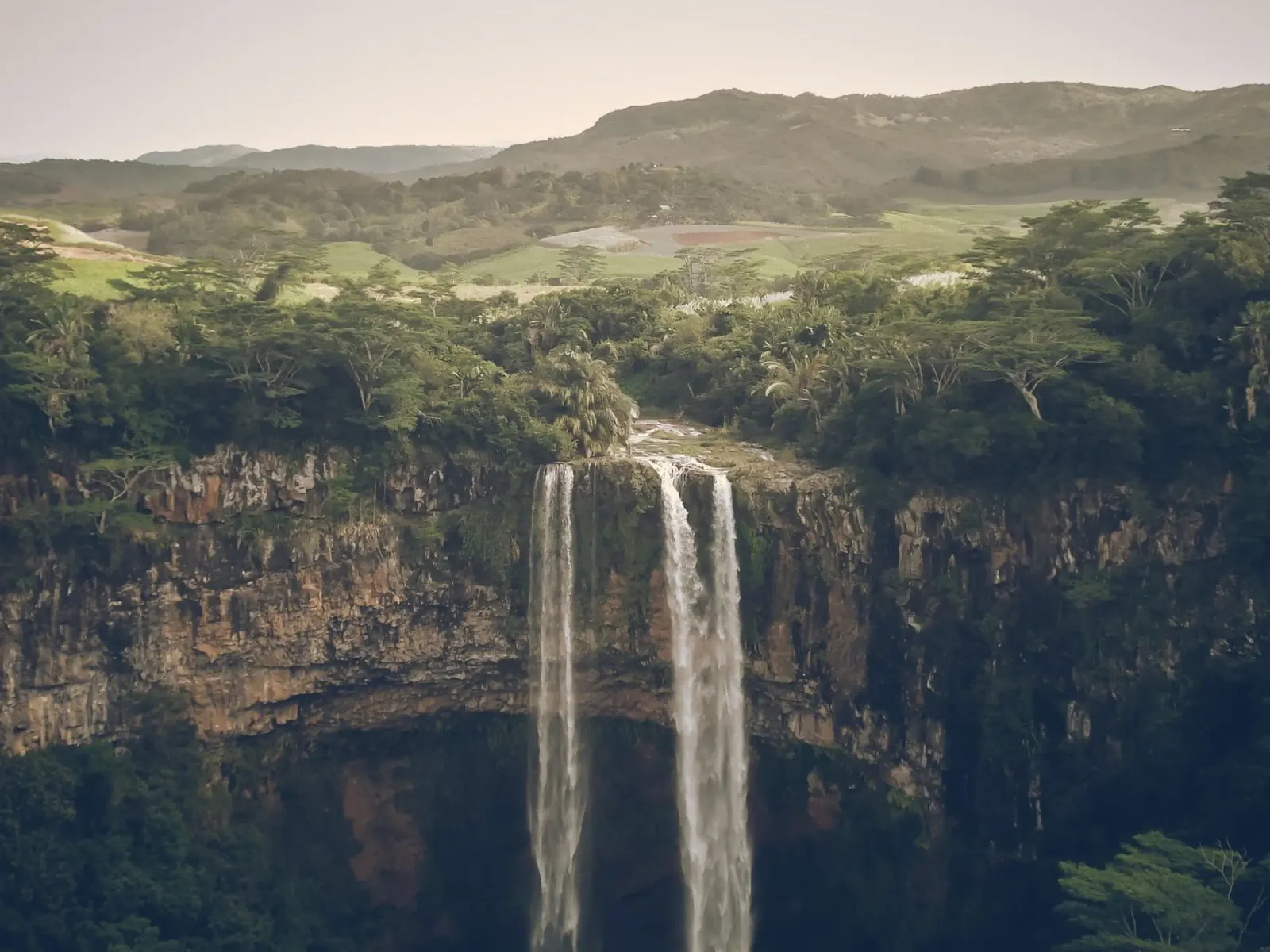 Cascate di Chamarel, Mauritius poster con telaio in plastica da Wanderlust Vibes
