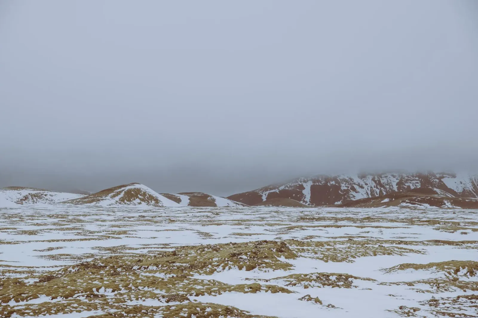 Sussurri d'inverno, paesaggio del Nord poster con telaio in plastica da Wanderlust Vibes