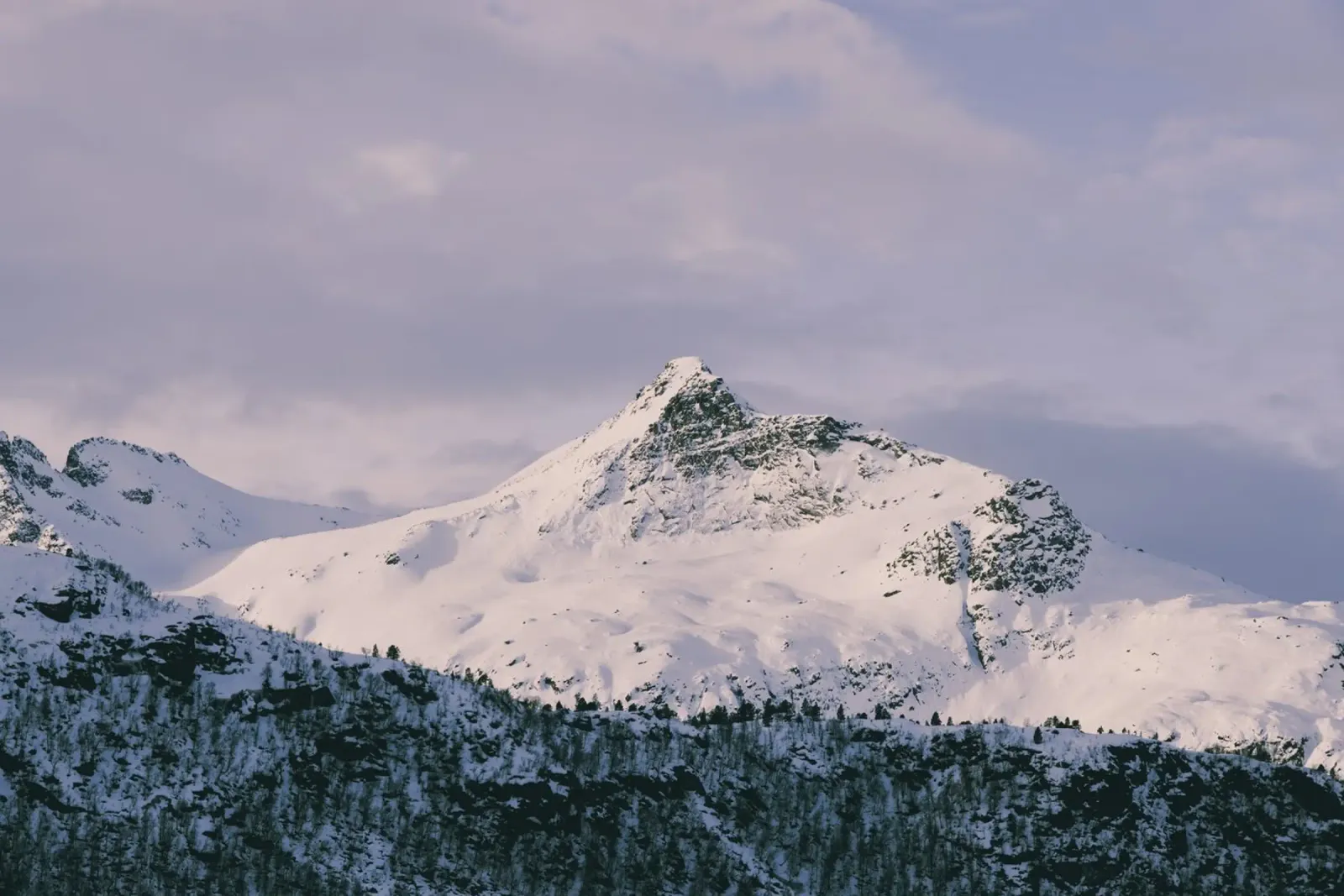 Sussurri d'inverno, paesaggio del Nord poster con telaio in alluminio da Wanderlust Vibes