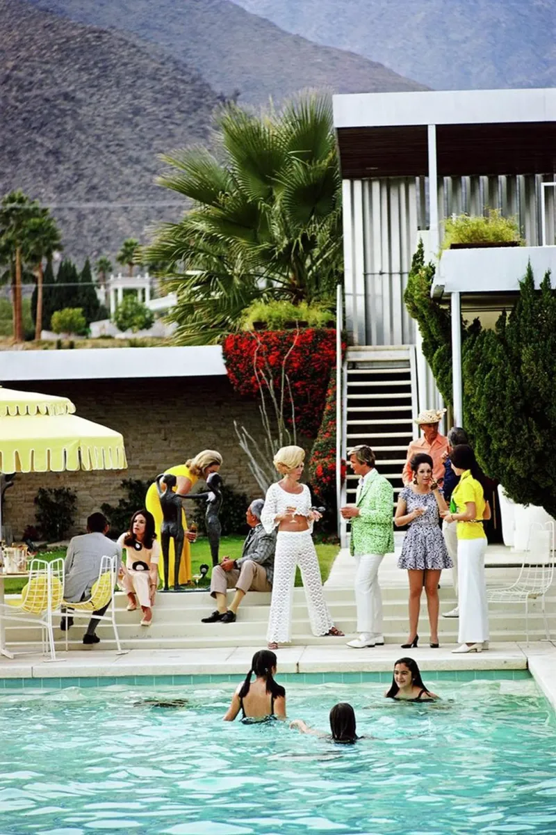 Slim Aarons - Festa in piscina pellicola backlit da The Poster UK