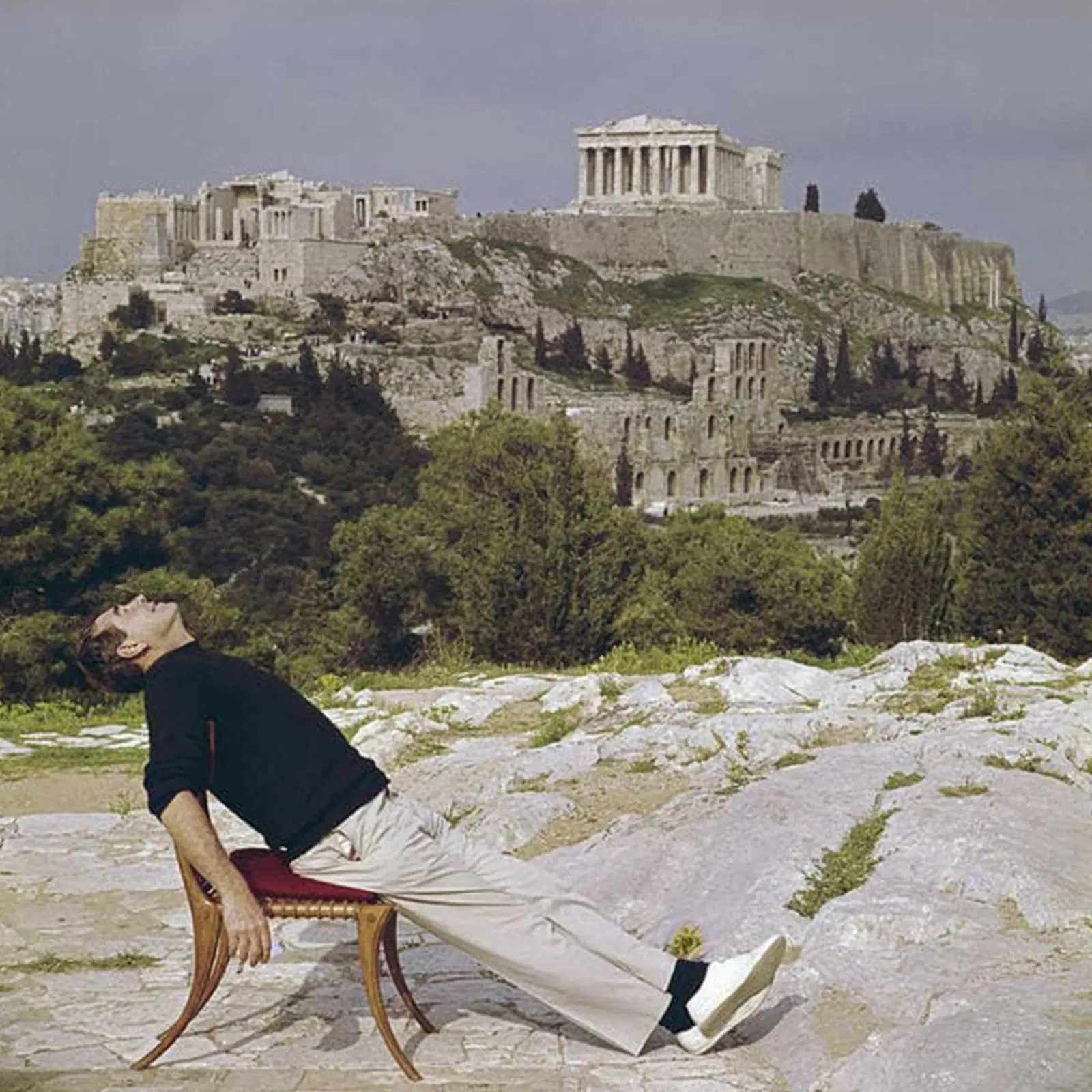 Slim Aarons - Sedersi su una sedia a sdraio carta hahnemühle da The Poster UK