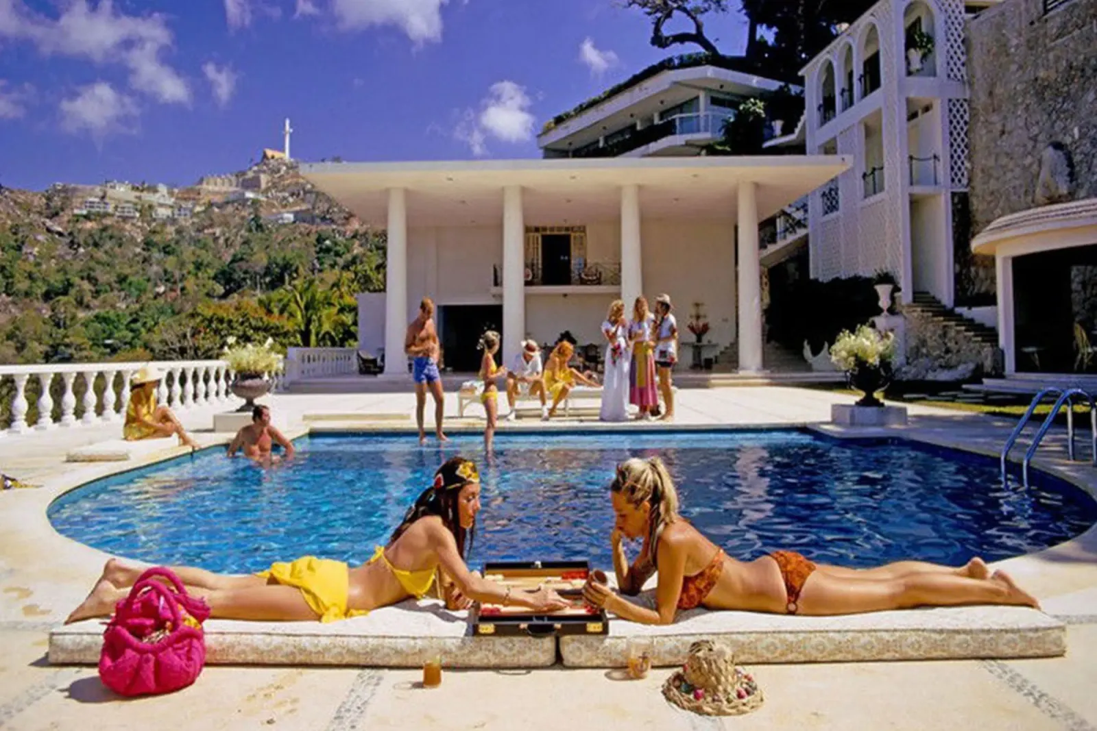 Slim Aarons - Prendere il sole in piscina pellicola backlit da The Poster UK