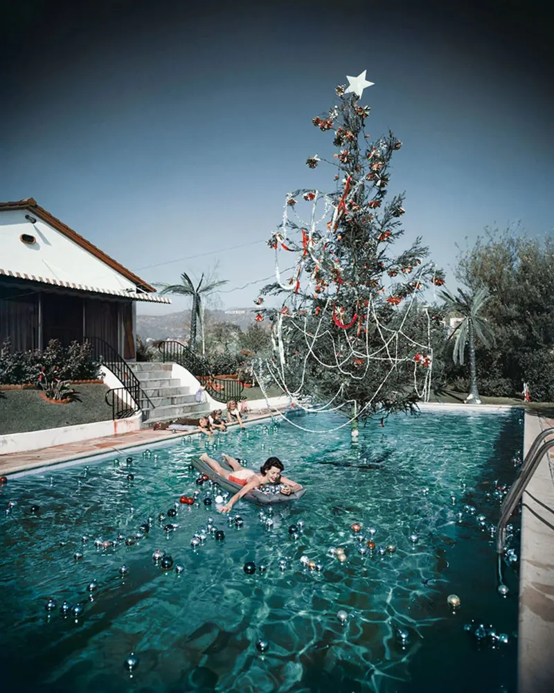 Slim Aarons - Donna che nuota pellicola backlit da The Poster UK