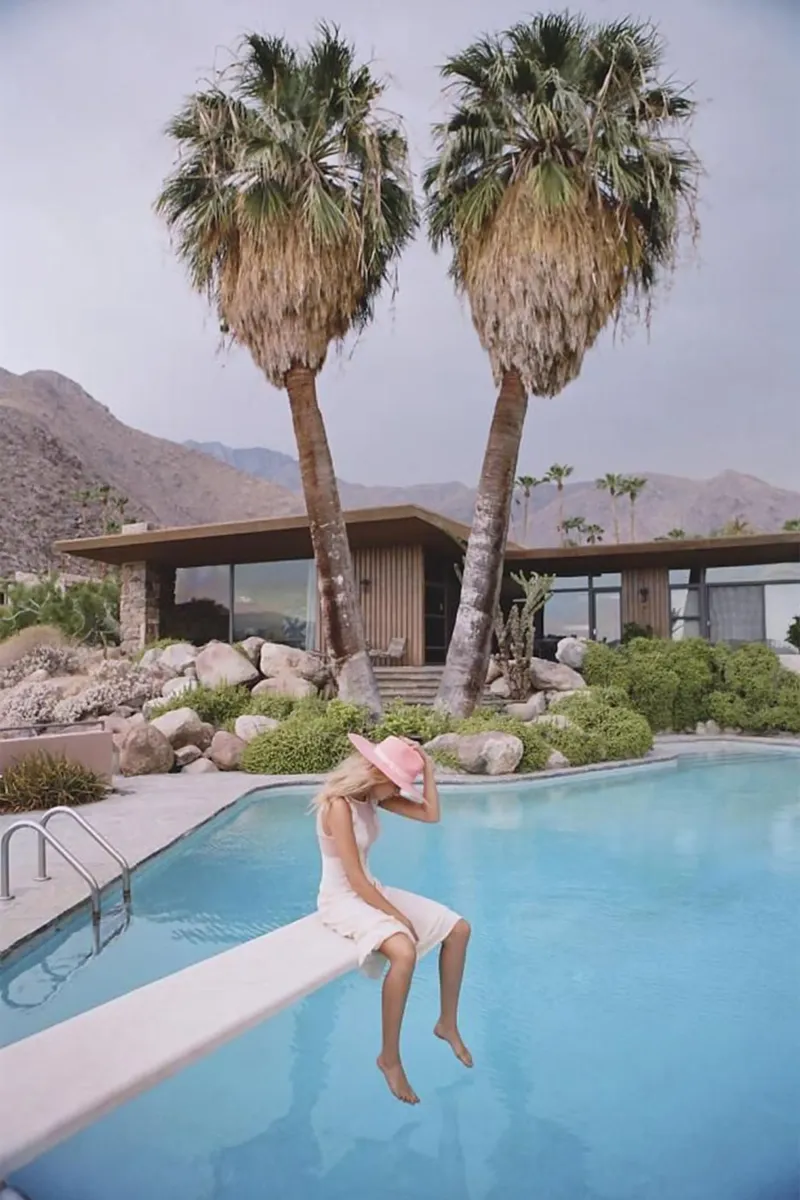 Slim Aarons - Donna che riflette in piscina carta hahnemühle da The Poster UK