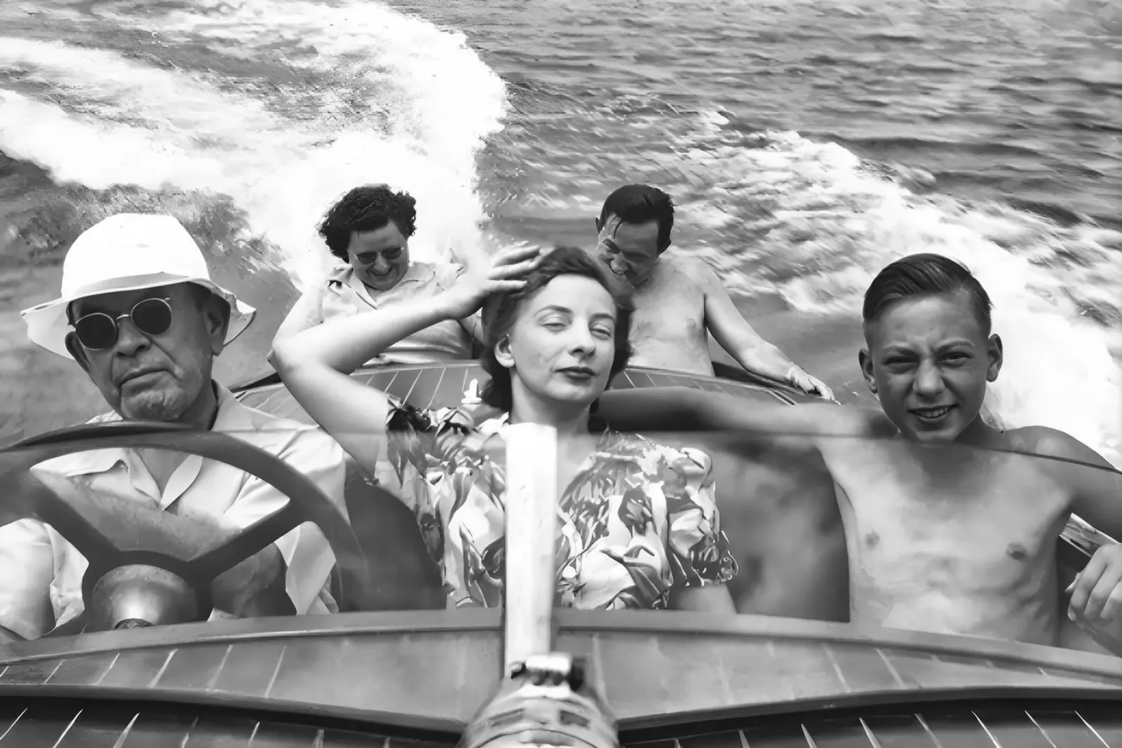 Famille à bord d'un bateau à moteur Photo ancienne en noir et blanc poster avec cadre en bois de Vibrant Vintage Prints