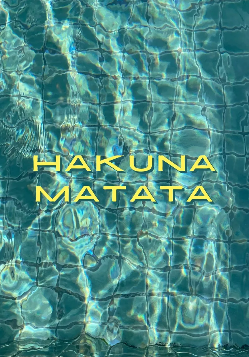 Hakuna Matata - Riflessi della piscina tela con Cornice a cassetta da Roamance Studio
