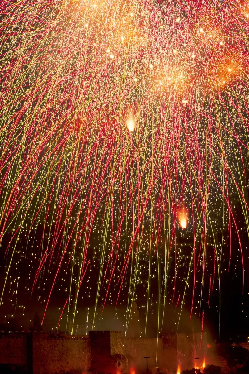 Fuochi d'artificio su Gerusalemme II carta hahnemühle da Tal Paz-Fridman